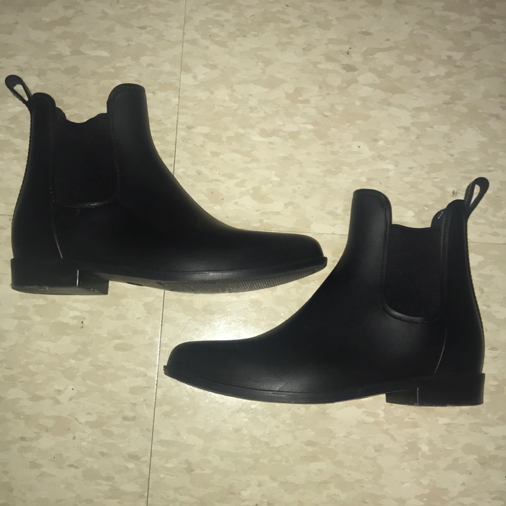 Black ankle rain boots
